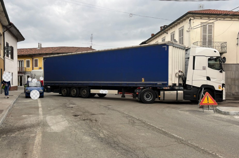Tir rimane incastrato in centro, è caos