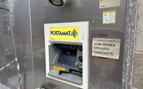 Poste bloccano l’Atm e il contante: «Un servizio essenziale cancellato»