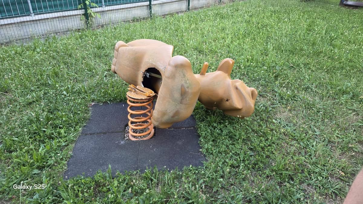 L’inciviltà non va in vacanza: ancora vandali al parco
