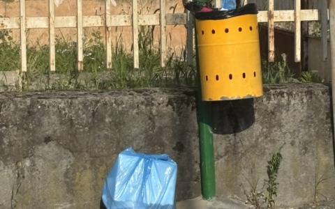 Ancora rifiuti domestici abbandonati nei cestini da passeggio