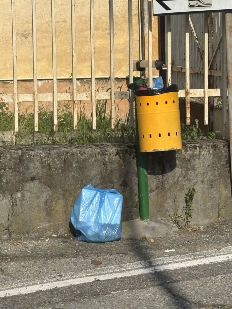 Ancora rifiuti domestici abbandonati nei cestini da passeggio