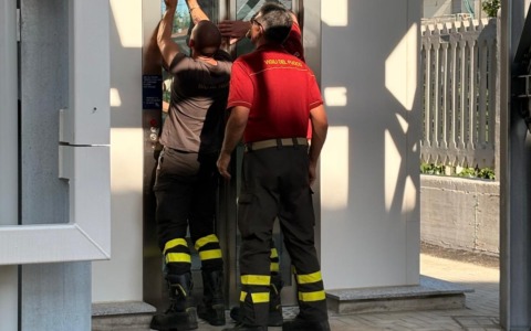 Uomo bloccato in ascensore per oltre mezz’ora