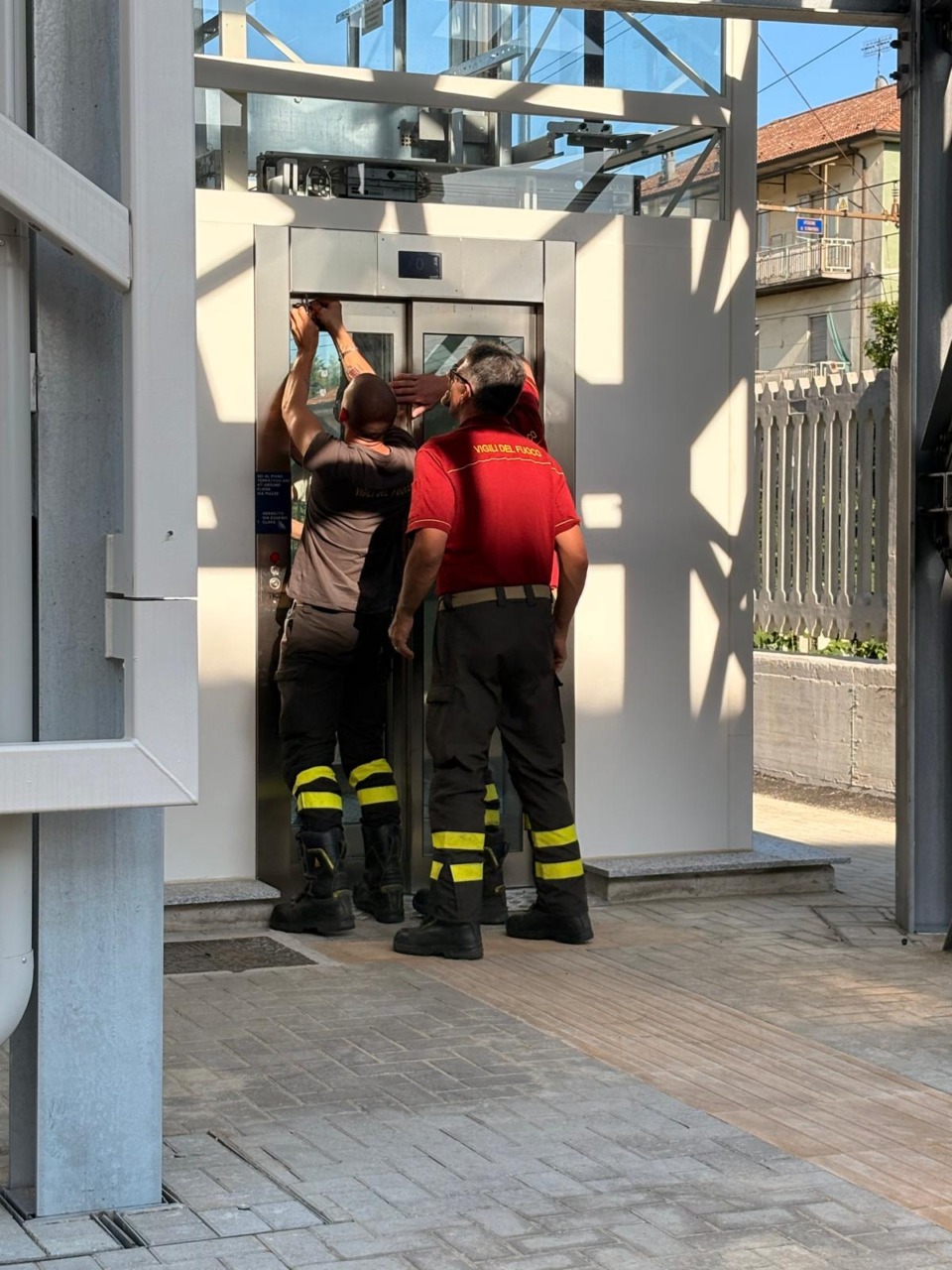 Uomo bloccato in ascensore per oltre mezz’ora