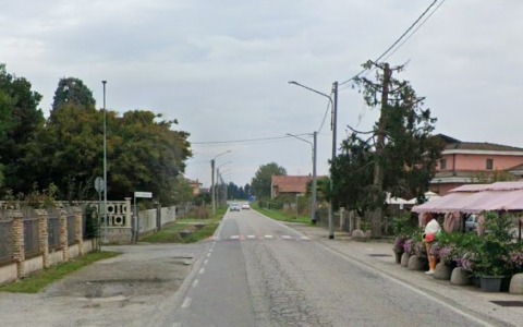 Auto abbatte una colonnina del gas in via Fratelli Rosselli