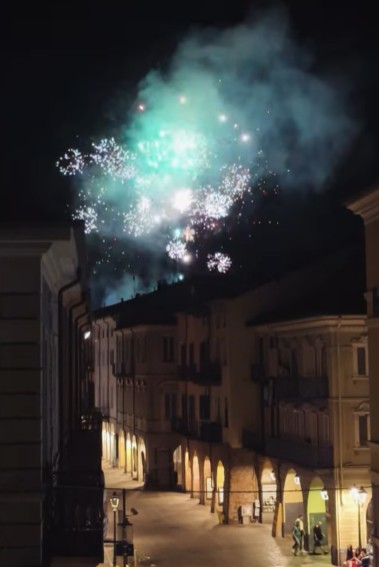 Malamovida, fuochi artificiali e musica a palla in piazza della Repubblica