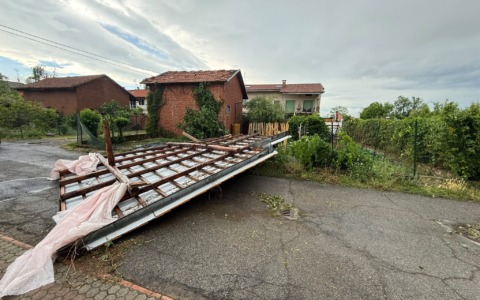 Maltempo: alberi crollati, tetti scoperchiati e strade allagate