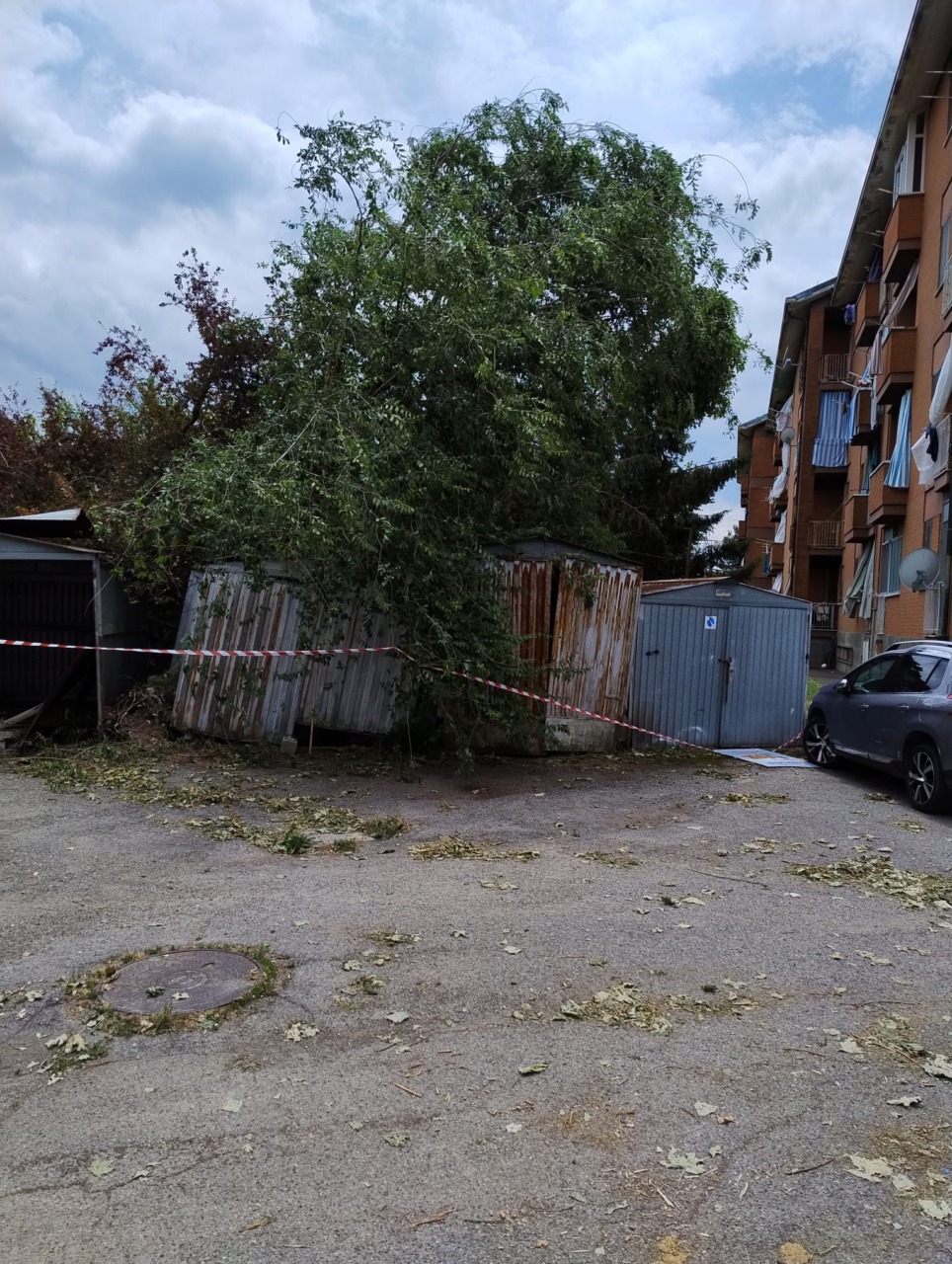 Case scoperchiate e alberi sui garage, “Sindaco chiesa lo stato di calamità naturale”