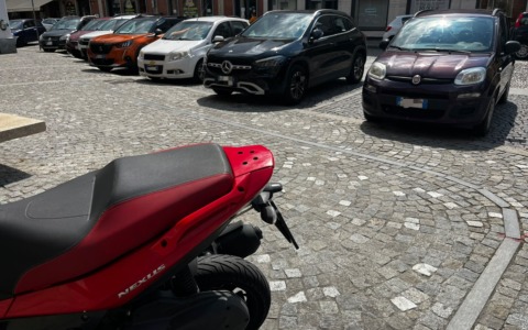Via Po, parcheggio selvaggio davanti alla Canonica