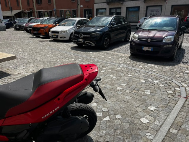 Via Po, parcheggio selvaggio davanti alla Canonica