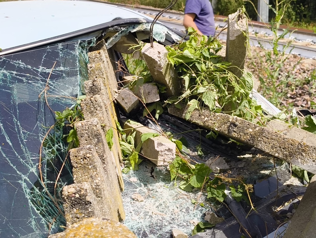Perde il controllo dell’auto e finisce contro la staccionata in cemento LE FOTO