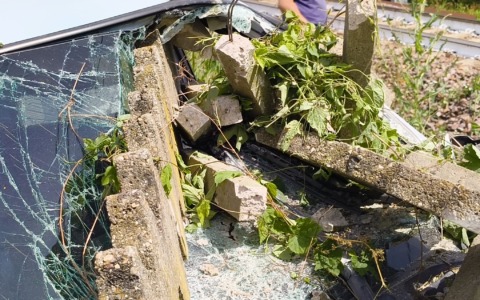 Perde il controllo dell’auto e finisce contro la staccionata in cemento LE FOTO