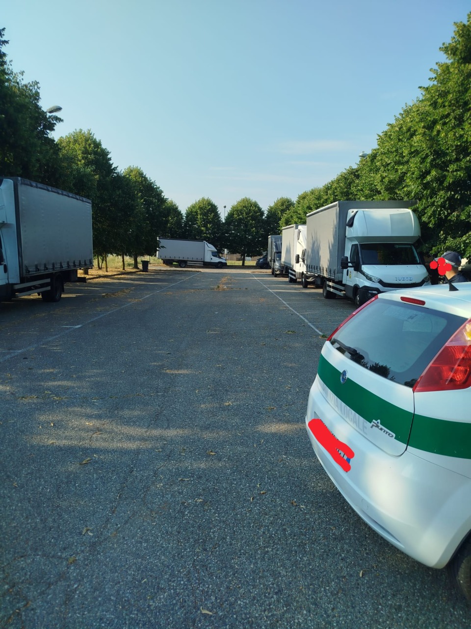 Parcheggi selvaggi vicino al cimitero, il blitz della Polizia Locale