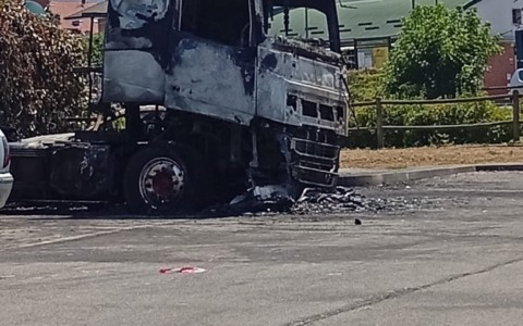 Camion in fiamme e due auto danneggiate: la paura dei residenti