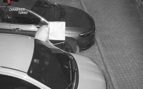 Buca le gomme e riga un’auto con il volto coperto, ma il sacchetto cade: denunciato