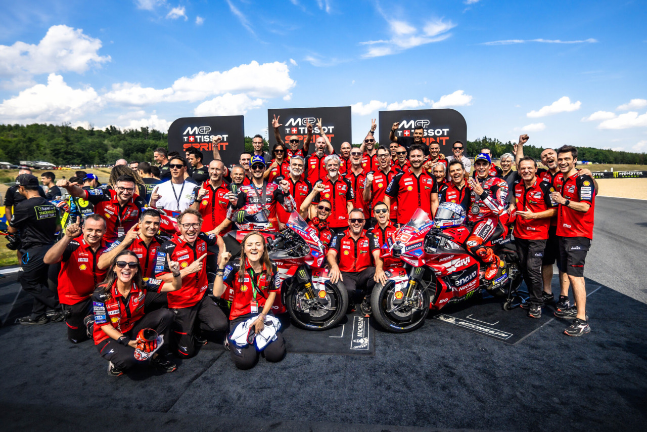 Francesco Bagnaia e il Ducati Lenovo Team vincono la Sprint a Brno