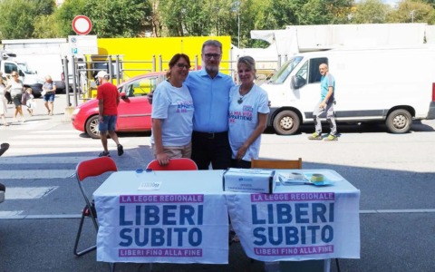 Fine vita, a Chivasso il banchetto di “Liberi Subito”: firme trasversali per un diritto che è di tutti