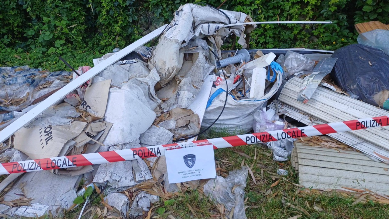 Incastrati dalle telecamere i “furbetti dei rifiuti”: scatta la denuncia