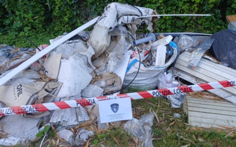 Incastrati dalle telecamere i “furbetti dei rifiuti”: scatta la denuncia