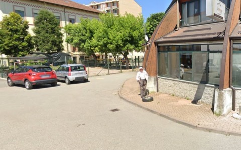 Bocciodromo chiuso, pensionati sotto al sole cocente
