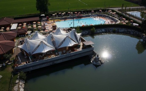 Bimbo di 6 anni rischia di annegare al parco acquatico