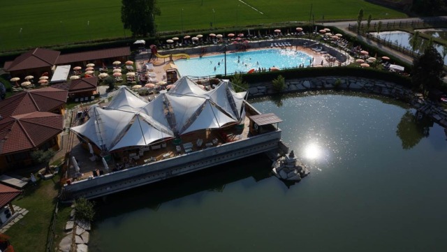 Bimbo di 6 anni rischia di annegare al parco acquatico