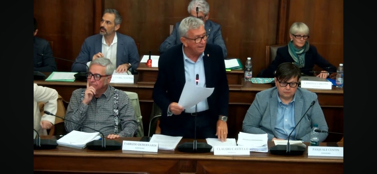 Chivasso Consiglio Comunale: omaggio a Leo Bellotti e scontro su fondi asili e strade