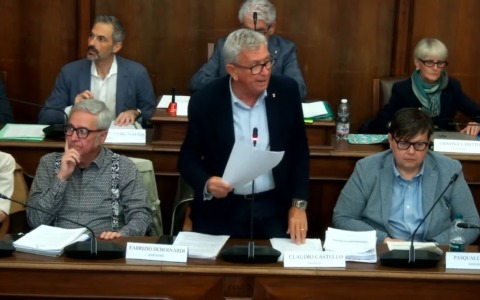 Chivasso Consiglio Comunale: omaggio a Leo Bellotti e scontro su fondi asili e strade