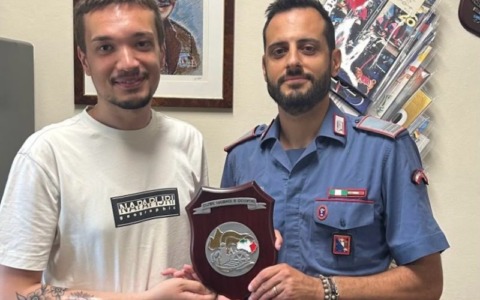 Crescentino: il pittore Umberto Ottino dona un’opera ai Carabinieri