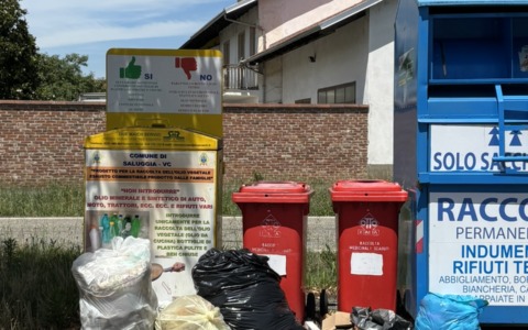 Saluggia: degrado e rifiuti abbandonati al parcheggio del cimitero