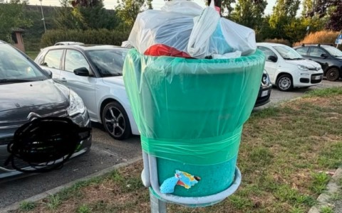 Rifiuti abbandonati nei cestini a Brandizzo: protestano i residenti