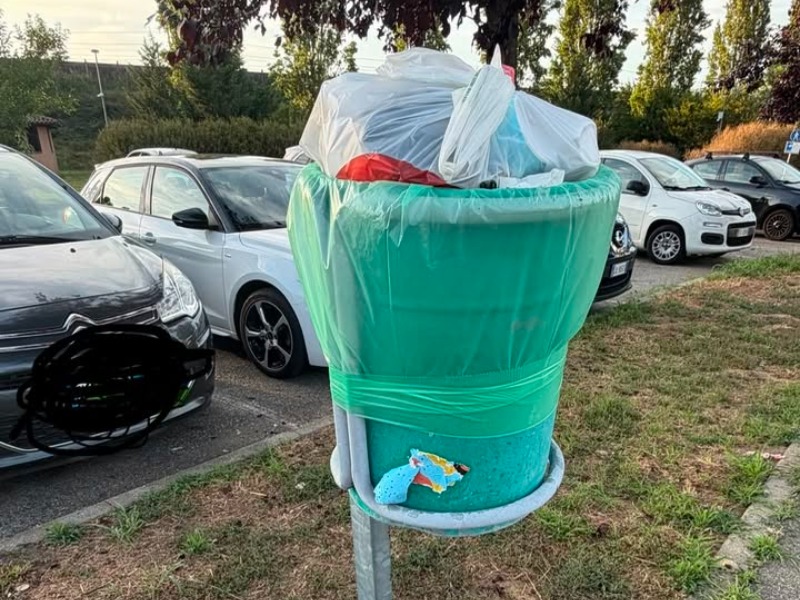 Rifiuti abbandonati nei cestini a Brandizzo: protestano i residenti