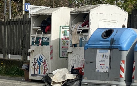 Caluso, abiti usati abbandonati ai cassonetti: la rabbia dei residenti