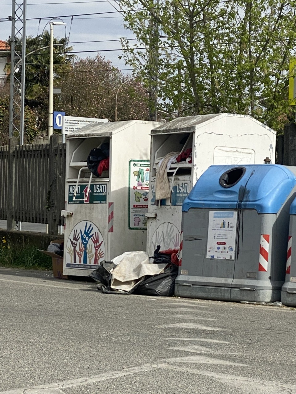 Caluso, abiti usati abbandonati ai cassonetti: la rabbia dei residenti