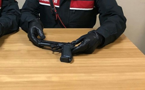 Pestato dal branco e minacciato con una pistola