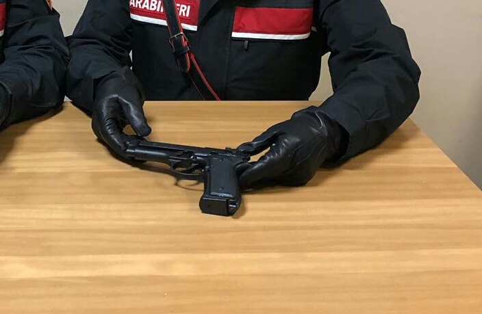 Pestato dal branco e minacciato con una pistola