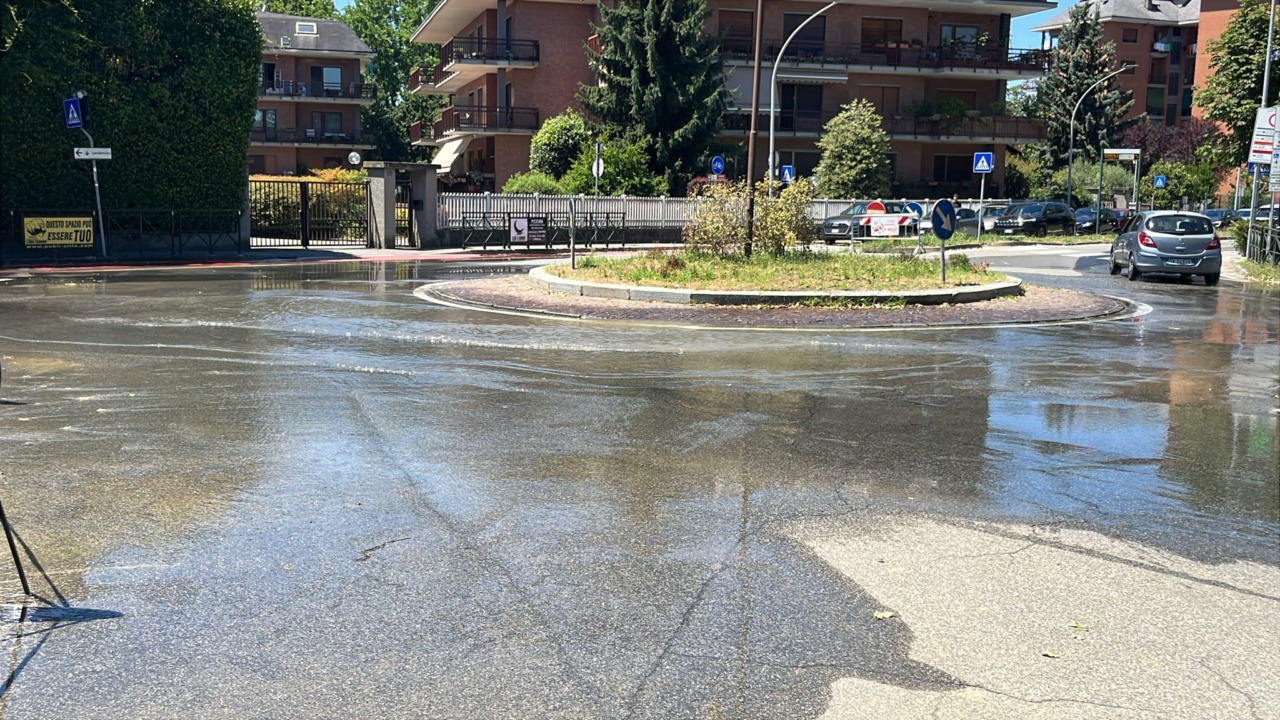 Rotta tubatura dell’acquedotto vicino alla ex centrale ENEL: allagamenti alla rotonda e nel viale
