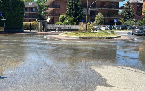 Rotta tubatura dell’acquedotto vicino alla ex centrale ENEL: allagamenti alla rotonda e nel viale