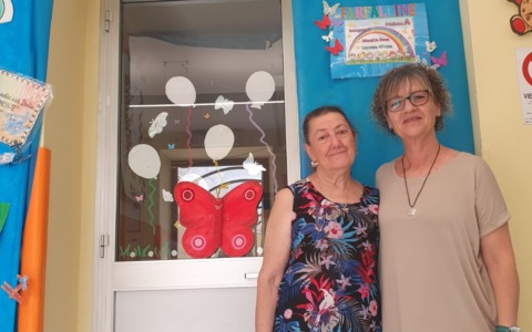 Rondissone, la maestra Rosa Brigante va in pensione: l’abbraccio della scuola