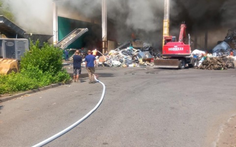 Incendio nell’area industriale di Chivasso: fiamme in un’azienda di rifiuti LE FOTO