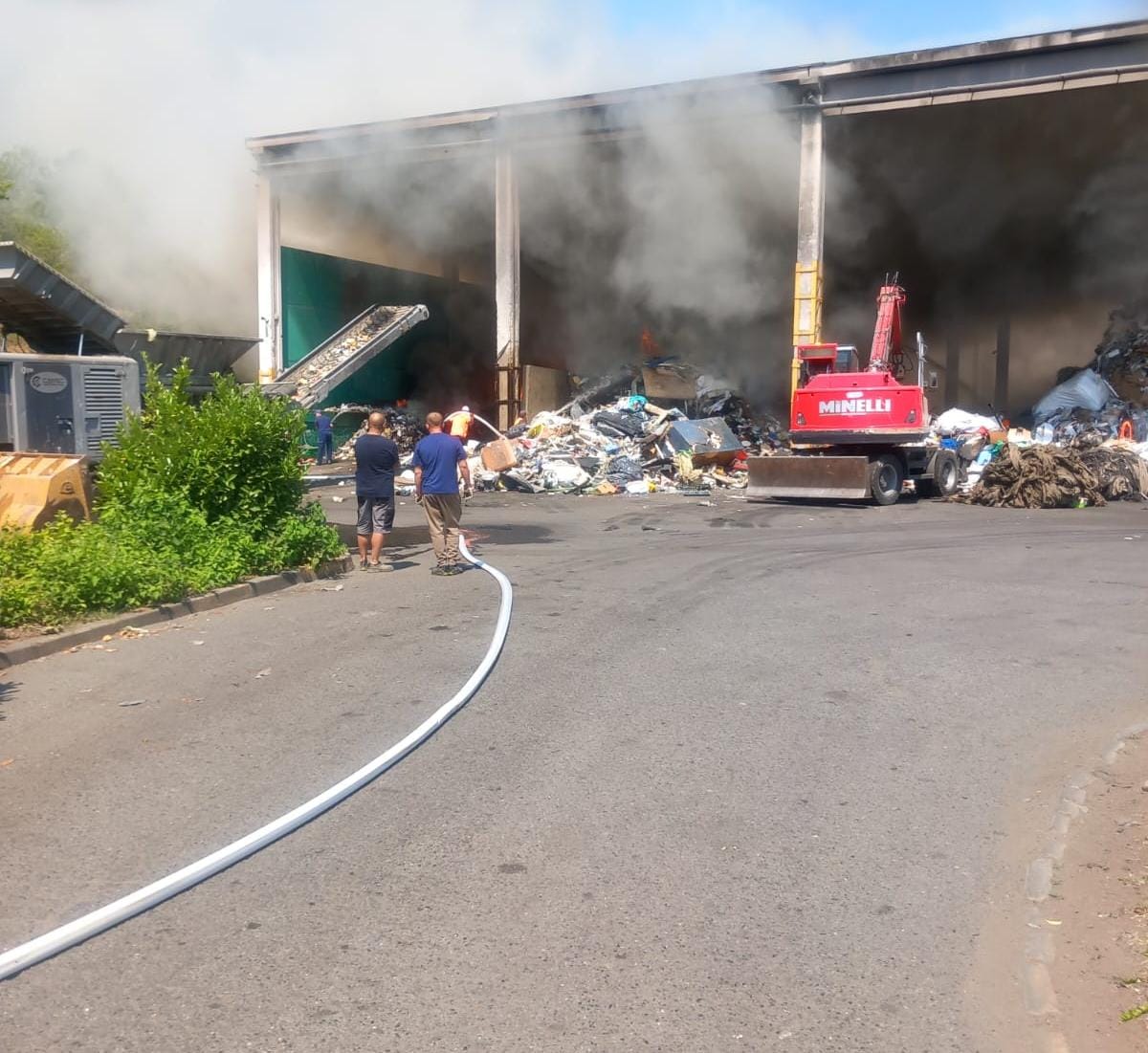 Incendio nell’area industriale di Chivasso: fiamme in un’azienda di rifiuti LE FOTO
