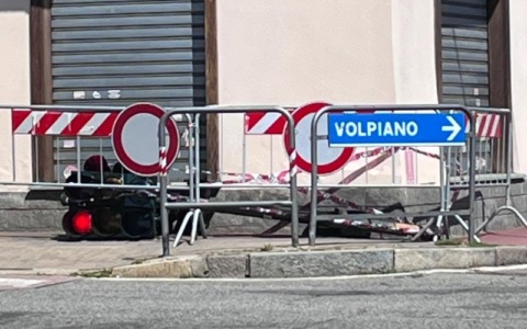 Via Torino angolo via Po e via Gondolo: crolla un semaforo per la corrosione da ruggine