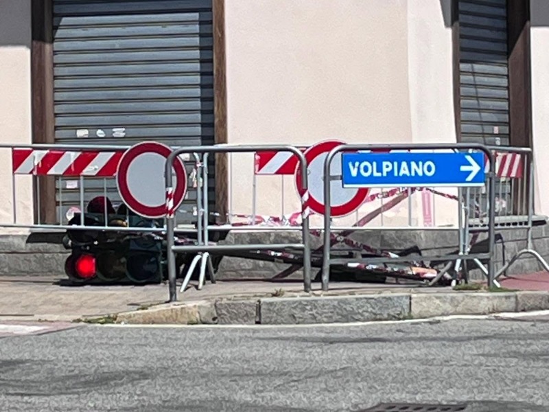 Via Torino angolo via Po e via Gondolo: crolla un semaforo per la corrosione da ruggine