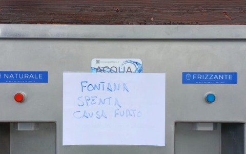 Casetta dell’acqua fuori servizio per “furto”