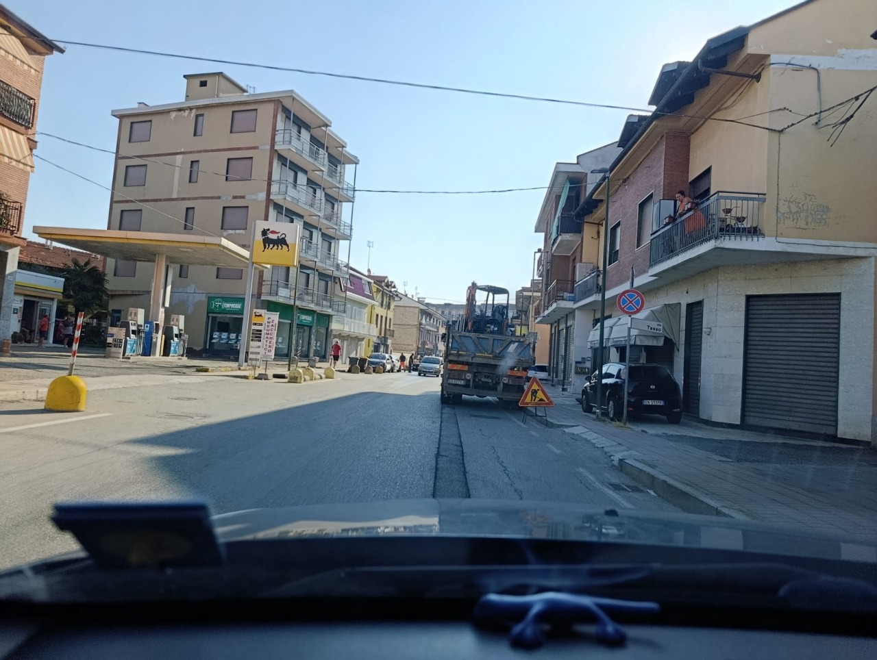 Rottura di una tubazione nel centro del paese