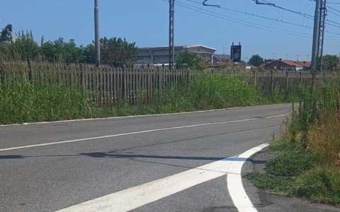 Sterpaglie in via San Giovanni a Castelrosso: automobilisti a rischio
