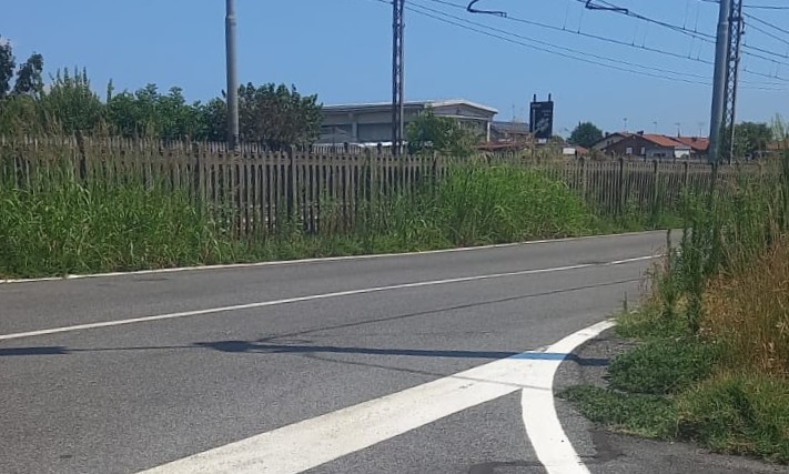 Sterpaglie in via San Giovanni a Castelrosso: automobilisti a rischio