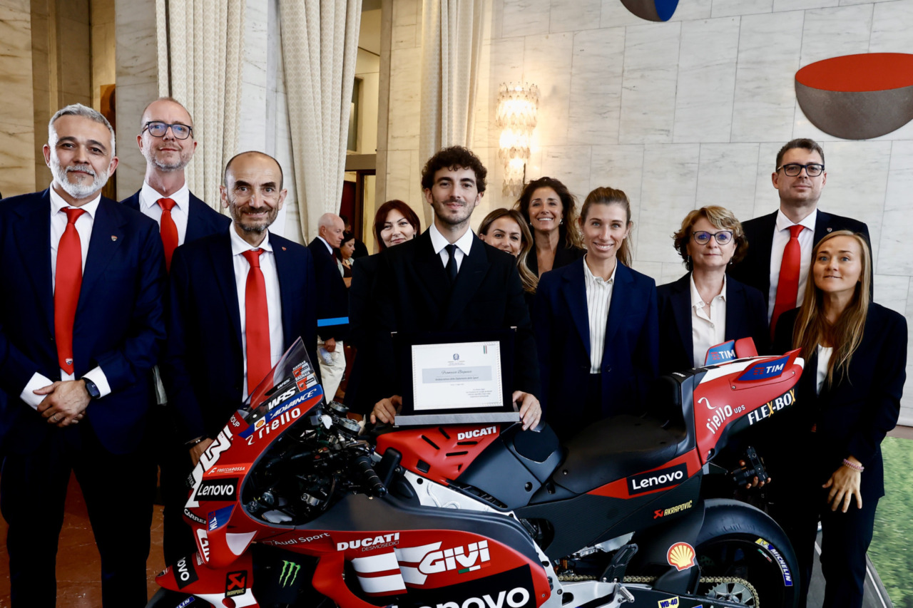 Pecco Bagnaia insignito della targa di Ambasciatore della Diplomazia dello Sport