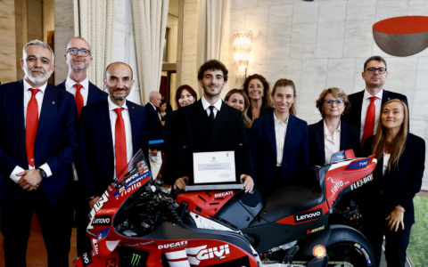 Pecco Bagnaia insignito della targa di Ambasciatore della Diplomazia dello Sport