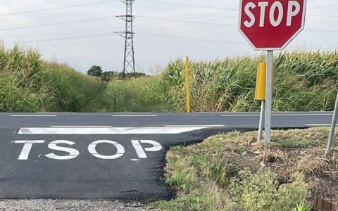 A Verolengo lo «Stop» diventa «Tsop»: la svista fa il giro del web