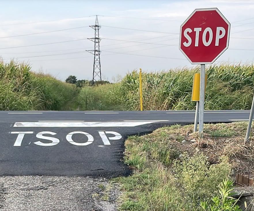 A Verolengo lo «Stop» diventa «Tsop»: la svista fa il giro del web